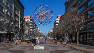 Sofia, Bulgaristan - 20 Aralık 2016: İnsanlar yürürken, insanlar Vitosha Bulvarı şehir Sofya, Bulgaristan