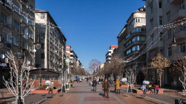 Sofia, Bulgaristan - 20 Aralık 2016: İnsanlar yürürken, insanlar Vitosha Bulvarı şehir Sofya, Bulgaristan