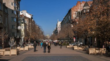 Sofia, Bulgaristan - 20 Aralık 2016: İnsanlar yürürken, insanlar Vitosha Bulvarı şehir Sofya, Bulgaristan