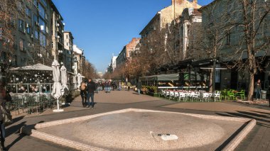 Sofia, Bulgaristan - 20 Aralık 2016: İnsanlar yürürken, insanlar Vitosha Bulvarı şehir Sofya, Bulgaristan