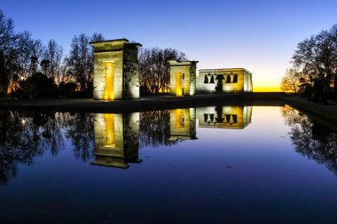 Şaşırtıcı günbatımı manzarası Debod Tapınağı şehir Madrid, İspanya
