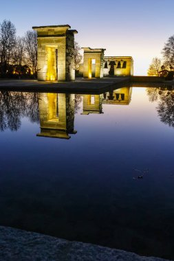 Şaşırtıcı günbatımı manzarası Debod Tapınağı şehir Madrid, İspanya