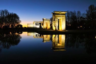Şaşırtıcı günbatımı manzarası Debod Tapınağı şehir Madrid, İspanya