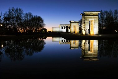 Şaşırtıcı günbatımı manzarası Debod Tapınağı şehir Madrid, İspanya
