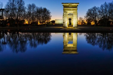 Şaşırtıcı günbatımı manzarası Debod Tapınağı şehir Madrid, İspanya