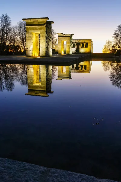 Şaşırtıcı günbatımı manzarası Debod Tapınağı şehir Madrid, İspanya