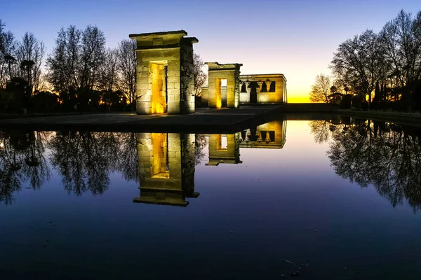 Şaşırtıcı günbatımı manzarası Debod Tapınağı şehir Madrid, İspanya