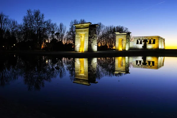 Şaşırtıcı günbatımı manzarası Debod Tapınağı şehir Madrid, İspanya