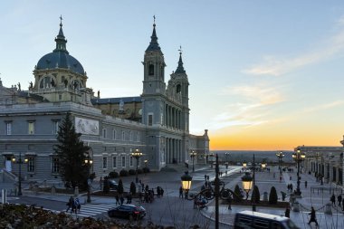 Gün batımı görünümü Almudena Katedrali şehir Madrid, İspanya