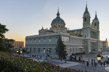 Gün batımı görünümü Almudena Katedrali şehir Madrid, İspanya