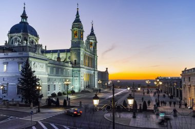 Gün batımı görünümü Almudena Katedrali şehir Madrid, İspanya