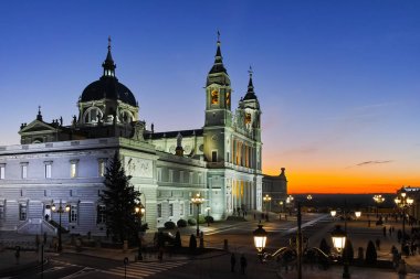 Gün batımı görünümü Almudena Katedrali şehir Madrid, İspanya