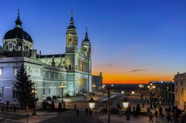 Gün batımı görünümü Almudena Katedrali şehir Madrid, İspanya