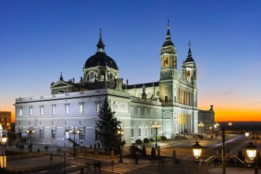 Gün batımı görünümü Almudena Katedrali şehir Madrid, İspanya