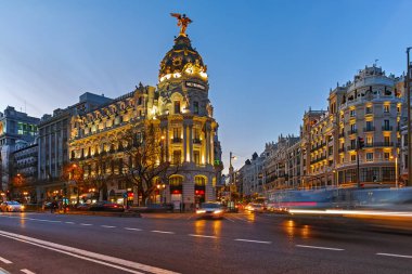 Madrid, İspanya - 23 Ocak 2018: Gün batımı görünümü ve Gran Via Metropolis bina şehir Madrid, İspanya