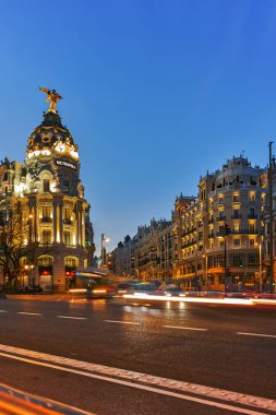 Madrid, İspanya - 23 Ocak 2018: Gün batımı görünümü ve Gran Via Metropolis bina şehir Madrid, İspanya