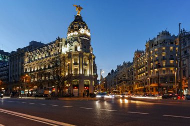 Madrid, İspanya - 23 Ocak 2018: Gün batımı görünümü ve Gran Via Metropolis bina şehir Madrid, İspanya