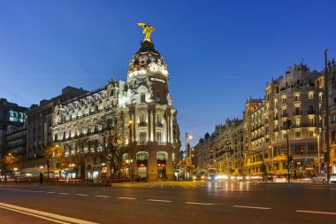 Madrid, İspanya - 23 Ocak 2018: Gün batımı görünümü ve Gran Via Metropolis bina şehir Madrid, İspanya