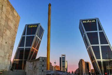Madrid, İspanya - 23 Ocak 2018: Sunrise görünümü Gate Avrupa (Kio kuleleri) Paseo de la Castellana Street City, Madrid, İspanya