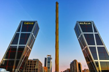 Madrid, İspanya - 23 Ocak 2018: Sunrise görünümü Gate Avrupa (Kio kuleleri) Paseo de la Castellana Street City, Madrid, İspanya