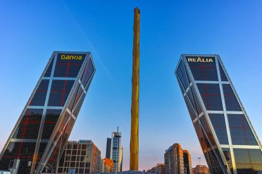 Madrid, İspanya - 23 Ocak 2018: Sunrise görünümü Gate Avrupa (Kio kuleleri) Paseo de la Castellana Street City, Madrid, İspanya