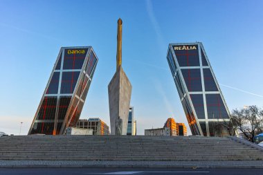 Madrid, İspanya - 23 Ocak 2018: Sunrise görünümü Gate Avrupa (Kio kuleleri) Paseo de la Castellana Street City, Madrid, İspanya