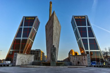 Madrid, İspanya - 23 Ocak 2018: Sunrise görünümü Gate Avrupa (Kio kuleleri) Paseo de la Castellana Street City, Madrid, İspanya