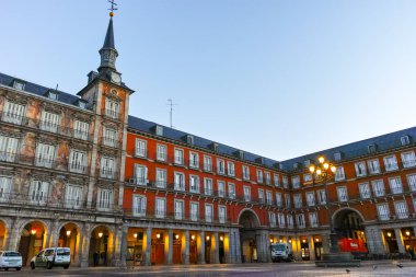 Madrid, İspanya - 22 Ocak 2018: Plaza Mayor Madrid, İspanya kralı Philips III heykeli ile
