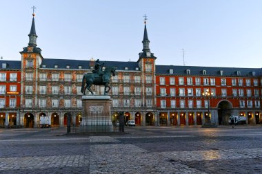 Madrid, İspanya - 22 Ocak 2018: Plaza Mayor Madrid, İspanya kralı Philips III heykeli ile