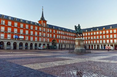 Madrid, İspanya - 22 Ocak 2018: Plaza Mayor Madrid, İspanya kralı Philips III heykeli ile