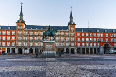 Madrid, İspanya - 22 Ocak 2018: Plaza Mayor Madrid, İspanya kralı Philips III heykeli ile