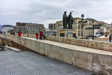 Skopje, Makedonya - 24 Şubat 2018: Üsküp Şehir Merkezi, taş köprüsü ve Vardar Nehri, Makedonya Cumhuriyeti