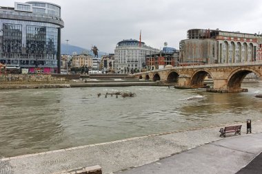 Skopje, Makedonya - 24 Şubat 2018: Üsküp Şehir Merkezi, taş köprüsü ve Vardar Nehri, Makedonya Cumhuriyeti