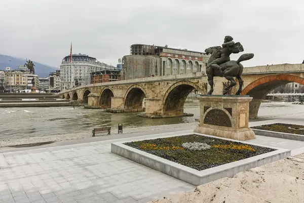 Skopje, Makedonya - 24 Şubat 2018: Üsküp Şehir Merkezi, taş köprüsü ve Vardar Nehri, Makedonya Cumhuriyeti