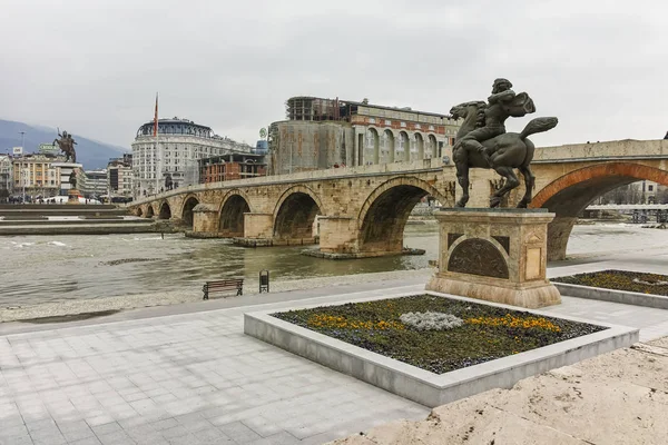 Skopje, Makedonya - 24 Şubat 2018: Üsküp Şehir Merkezi, taş köprüsü ve Vardar Nehri, Makedonya Cumhuriyeti
