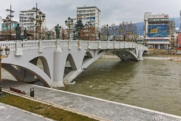 Skopje, Makedonya - 24 Şubat 2018: Medeniyetler Köprüsü ve Vardar Nehri şehir Üsküp, Makedonya Cumhuriyeti
