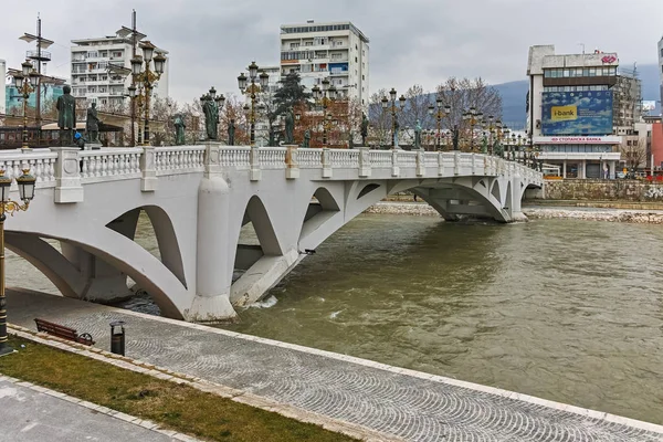 Skopje República Macedonia Febrero 2018 Puente Las Civilizaciones Río Vardar — Foto de Stock