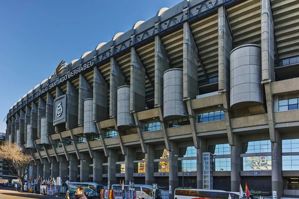 Madrid, İspanya - 21 Ocak 2018: Dışında görüntülemek Santiago Bernabeu Stadyumu şehir Madrid, İspanya