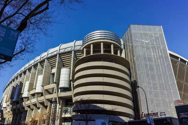 Madrid, İspanya - 21 Ocak 2018: Dışında görüntülemek Santiago Bernabeu Stadyumu şehir Madrid, İspanya