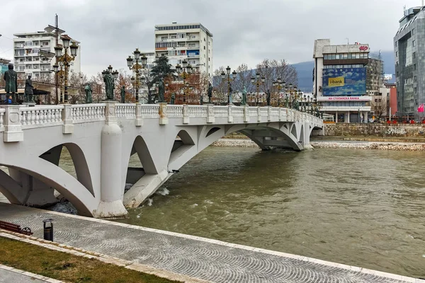 Skopje República Macedonia Febrero 2018 Puente Las Civilizaciones Río Vardar — Foto de Stock