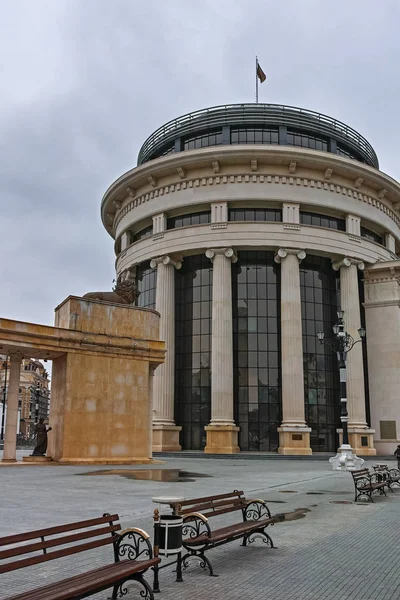 Skopje Makedonya Şubat 2018 Colonnade Yakınındaki Vardar Rive Şehir Merkezinde — Stok fotoğraf