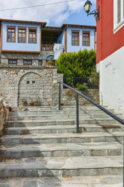 Xanthi, Yunanistan - 23 Eylül 2017: Street ve eski evleri eski kasaba İskeçe, Doğu Makedonya ve Trakya, Yunanistan