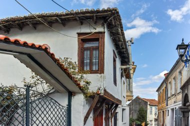 Xanthi, Yunanistan - 23 Eylül 2017: Street ve eski evleri eski kasaba İskeçe, Doğu Makedonya ve Trakya, Yunanistan