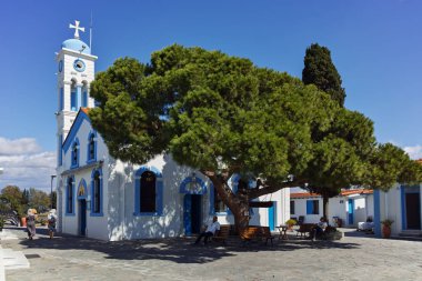 Porto Lagos, Yunanistan - 23 Eylül 2017: Saint Nicholas Porto Lagos, Doğu Makedonya ve Trakya, Yunanistan iki ada üzerinde bulunan manastır