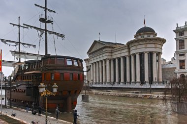 Skopje, Makedonya - 24 Şubat 2018: Üsküp şehir merkezi ve Arkeoloji Müzesi, Makedonya Cumhuriyeti