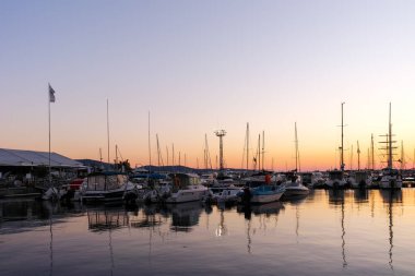 Sozopol, Bulgaristan-11 Temmuz 2016: Sunset deniz manzarası üzerinde bağlantı noktası Sozopol, Burgaz bölge, Bulgaristan