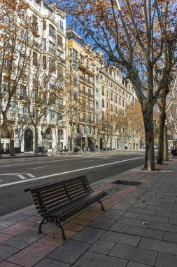 Madrid, İspanya - 21 Ocak 2018: Tipik bina ve sokak şehir Madrid, İspanya