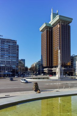 Madrid, İspanya - 21 Ocak 2018: Plaza de Colon Madrid şehir, İspanya, Columbus ve Columbus anıt kuleleri
