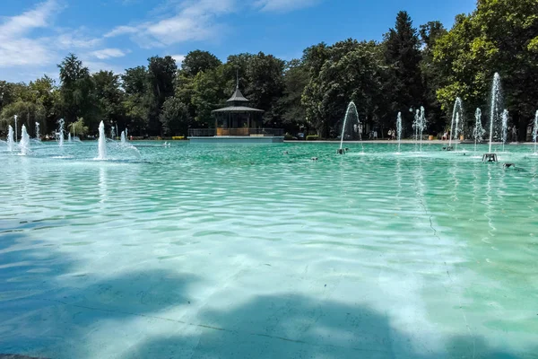 Plovdiv, Bulgaristan - 10 Haziran 2017: Panoramik şarkı çeşmeler şehir Plovdiv, Bulgaristan