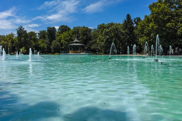 Plovdiv, Bulgaristan - 10 Haziran 2017: Panoramik şarkı çeşmeler şehir Plovdiv, Bulgaristan